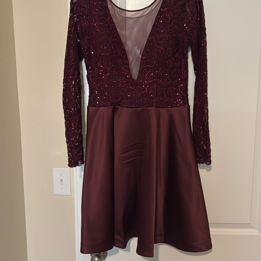Size 9 maroon homecomingming dress only been worn once